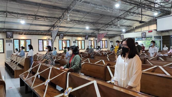 Umat hadir bersama keluarga
